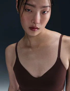 Top de mujer Alate Minimalist - Nike - FashionsVida
