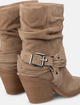 Botas básicas de mujer en ante con efecto fruncido - Alma en Pena - FashionsVida