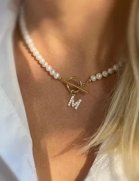 Pieza Collar clásico para mujeres con colgante con inicial de pavé y cierre de botón con perla sintética, para fiesta Z - Shein - FashionsVida