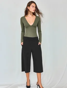 Body mit V-Ausschnitt und Unterbrustnaht Khaki XL - Stradivarius - FashionsVida