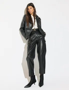 Pantalón jogger de mujer efecto piel con bolsillos cargo y tachas - Lola Casademunt - FashionsVida
