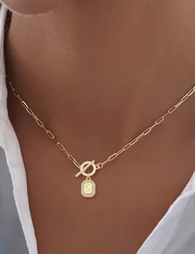 Pieza Collar con colgante de letra cuadrada clásica para mujer, cadena de acero inoxidable dorado tipo clip de papel V - Shein - FashionsVida