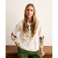 Camiseta manga francesa de mujer con cuello caja y bordado floral