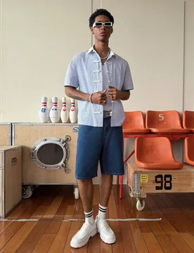 Camisa de manga corta con ajuste relajado para hombre, rayas azules y blancas, cierres de rana chinos, cuello de punta, vacaciones, verano, streetwear - Shein - FashionsVida