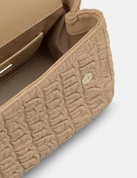 Bolso de mano de piel efecto relieve con correa bandolera ajustable y solapa con botón imantado - Alma en Pena - FashionsVida