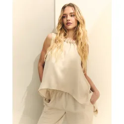 Blusa de mujer con escote con perlas