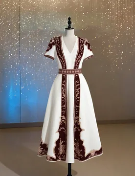 Vestido Maxi Elegante Casual para Mujer con Cuello en V, Manga Corta, Cintura Definida y Estampado, Adecuado para Uso Diario, Boda, Cena, Blanco y Dor - Shein - FashionsVida
