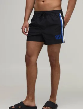 Herren Badeshorts Mit Seitenstreifen Und Applikation In Kurzer Länge Black Größe Medium - boohooMAN - FashionsVida