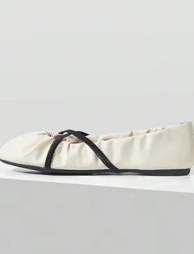 Zapatos de mujer de cuero suave con punta redonda y suela plana, diseño de correa cruzada con plantilla plisada y relieve, estilo suave para uso diar - Shein - FashionsVida