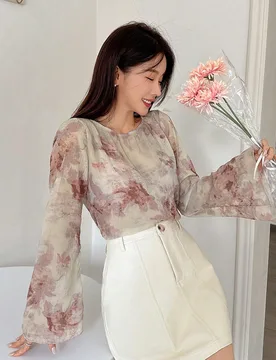 Blusa casual con mangas acampanadas y estampado floral texturizado para mujer, ideal para vacaciones, primavera y verano. Blusa de manga larga transpa - Shein - FashionsVida