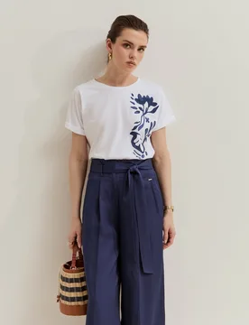 Camiseta de algodón de mujer con aplicación floral - Lion of Porches - FashionsVida