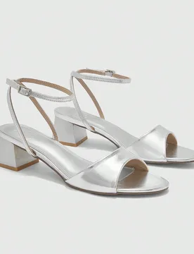 Sandalias de mujer de moda nueva versátiles de punta redonda plateadas de una sola pieza con correa de tobillo de material PU, adecuadas para ir al t - Shein - FashionsVida