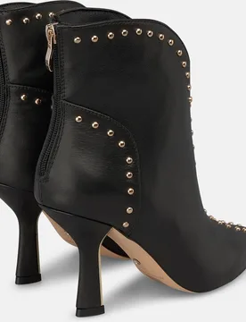 Botines básicos de mujer en napa con tachas metálicas y cremallera trasera - Alma en Pena - FashionsVida