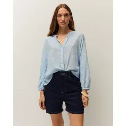 Camisa de mujer de cuello mao y con bordados