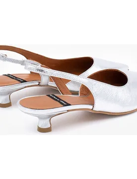 Zapato de salón destalonado con punta fina y tacón bajo de piel metalizada text, FABIANA - Ángel Alarcón - FashionsVida