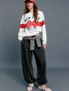 Reguläres Sweatshirt aus Baumwollmischung mit Positionprint Rot L - Stradivarius - FashionsVida