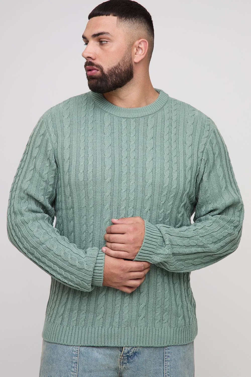 Herren Plus Basic Regular Fit Zopfstrick-Pullover Sage Größe 2XL - boohooMAN - FashionsVida