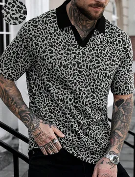 Camisa polo de manga corta con estampado de leopardo y cuello en V de color contrastante para hombres, adecuada para salidas y fiestas - Shein - FashionsVida