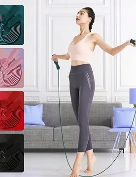 Cuerda de saltar ajustable, unisex, adecuada para fitness aeróbico y entrenamiento en el gimnasio, material de PVC con mangos de espuma, ligera y rá - Shein - FashionsVida