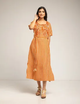 Vestido midi de rayas verticales con escote bordado y lazada - Niza - FashionsVida