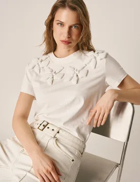 Camiseta de mujer de algodón con apliques de flores en 3D en el cuello - Alma en Pena - FashionsVida