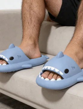 Pantuflas con diseño de tiburón, pantuflas divertidas de dibujos animados antideslizantes para interiores/exteriores para adultos y parejas CN42-43 - Shein - FashionsVida