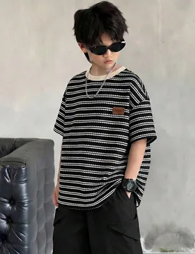 Piezas Conjunto de chándal informal para niños con camiseta de manga corta de cuello redondo holgada a rayas y pantalones negros relajados de punto, - Shein - FashionsVida