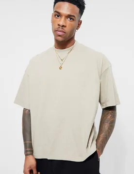 Herren Basic Oversized Boxy T-Shirt mit verlängertem Halsausschnitt Stone Größe Medium - boohooMAN - FashionsVida