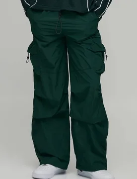 Herren Weite Cargohose Mit Utility-Taschen Im Trainingshosen-Stil Forest Größe Large - boohooMAN - FashionsVida