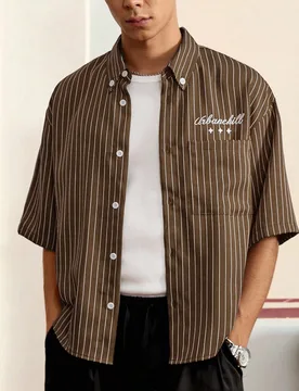 Camisa casual de manga corta holgada para hombre con rayas azules y blancas y bordado de texto en inglés con flores M - Shein - FashionsVida
