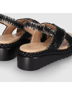 Sandalias de cuña de mujer realizada en piel con pala de tiras anchas trenzadas y costuras decorativas - Chika10 - FashionsVida