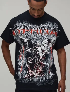 Herren Übergroßes Offizielles Gothic-T-Shirt Mit Nahtübergreifendem Print Black Größe Large - boohooMAN - FashionsVida