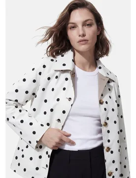 Gabardina de mujer con cuello camisero y cierre de botones - Pieces - FashionsVida