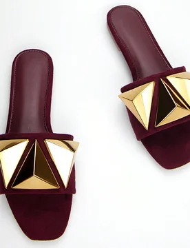 Sandalias planas tipo mule de puntera cuadrada de ante rojo vino con hebilla de metal dorado, elegante y cómoda, para outfits de primavera y verano E - Shein - FashionsVida
