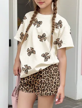 Conjunto de top de manga corta de cuello redondo y shorts con decoración de lazo de estampado de guepardo, adecuado para uso diario en primavera/vera - Shein - FashionsVida