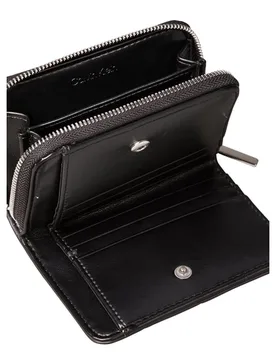 Calvin Portefeuille compact effet cuir - Calvin Klein - FashionsVida