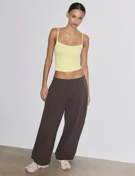 Top mit Polyamidträgern Goldfarben M - Stradivarius - FashionsVida