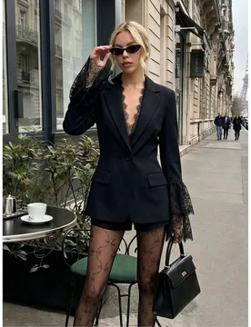 Blazer negro clásico oversize, estructurado y con un aura de confianza, con ribete de encaje negro sexy en el cuello, sexy pero sofisticado; otoño S - Shein - FashionsVida