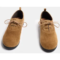 Zapatilla tipo oxford de mujer de piel serraje con cierre de cordones