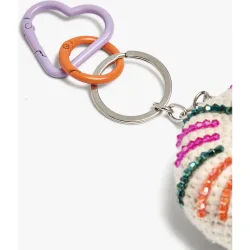 Llavero con charm de caracol de cuentas