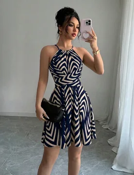 Vestido corto acampanado con estampado de flechas azul y blanco, diseño elegante, cuello halter y cintura con lazo, estilo elegante y de alta calidad - Shein - FashionsVida