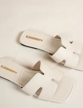 Sandalias planas para mujer, versátiles negras casuales de punta abierta 2025, zapatos de playa casuales de verano, chanclas ligeras de plástico par - Shein - FashionsVida