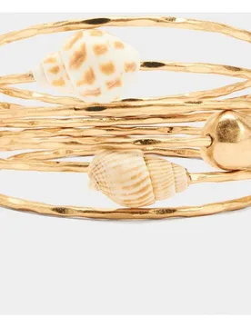Pulsera rígida con conchas decorativas - Parfois - FashionsVida