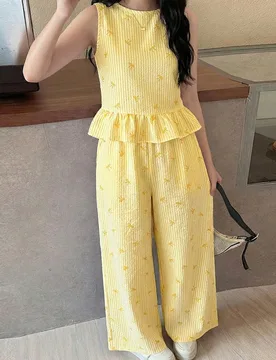 Conjunto de ropa casual de vacaciones para adolescentes con top sin mangas a rayas azul y blanco con botones de madera y pantalones rectos. Adecuado p - Shein - FashionsVida