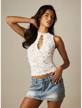 Top corto sin mangas con cuello de ojo de cerradura de encaje floral y dobladillo con volantes, estilo de verano XL - Shein - FashionsVida