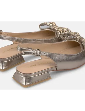 Zapatos de salón de mujer con adorno de lazo en pedrería en la puntera y cierre de hebilla - Alma en Pena - FashionsVida