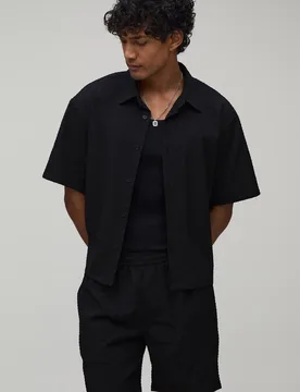 Herren Gestreiftes Seersucker Übergroßes Kastenförmiges Hemd & Entspannte Shorts Set Black Größe Large - boohooMAN - FashionsVida