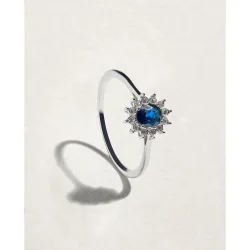 Anillo de oro con diamante y zafiro