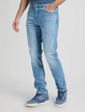 Vaquero Brooklyn de hombre de corte clásico con cintura ligeramente más alta - Lee - FashionsVida