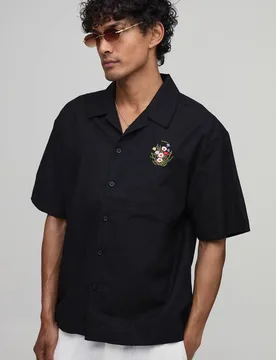 Herren Übergroßes Geblümtes Leinen-Mix-Hemd Mit Tasche Black Größe Small - boohooMAN - FashionsVida